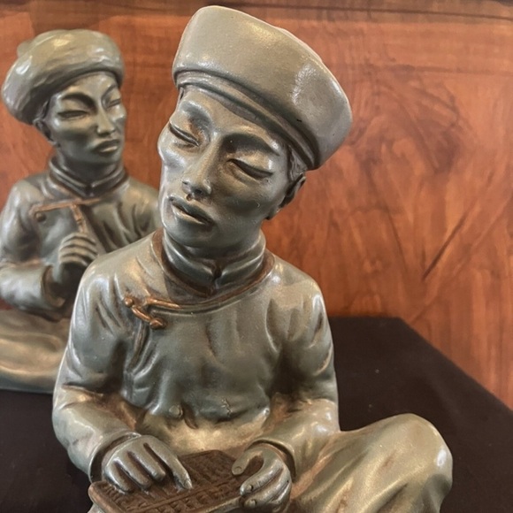 Vintage Elegant Ceramic Figurine Set in Gray - Picture 2 of 15